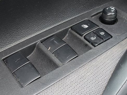 Used 2022 Toyota Corolla LE FWD image 27