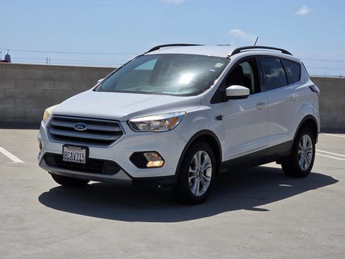 Used 2018 Ford Escape SE w/ SE Sync 3 Package FWD image 3