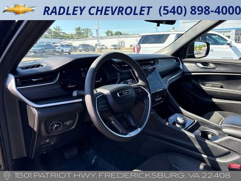 Used 2025 Jeep Grand Cherokee Altitude AWD/4WD image 4