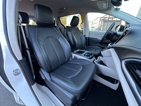 Used 2024 Chrysler Pacifica Limited FWD image 18
