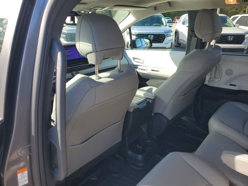 Used 2025 Toyota Sienna XLE image 22