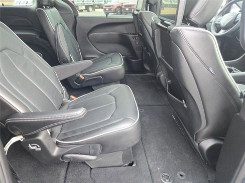 Used 2025 Chrysler Pacifica Limited w/ Uconnect Theater Family Group image 11