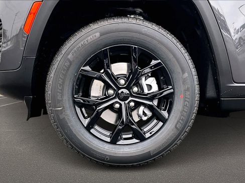 New 2025 Jeep Grand Cherokee Altitude image 8