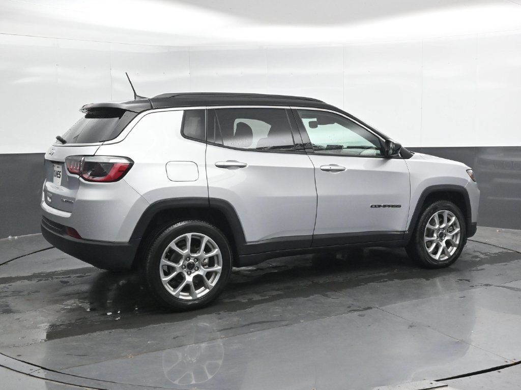Used 2025 Jeep Compass Limited AWD/4WD image 2