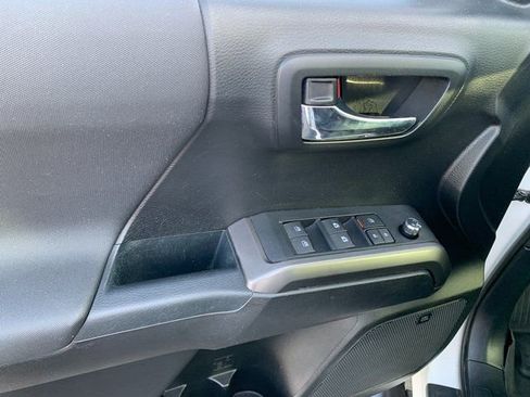 Used 2017 Toyota Tacoma TRD Sport image 22