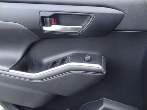 Used 2023 Toyota Highlander XLE FWD image 19