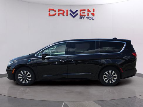 Used 2024 Chrysler Pacifica Limited FWD image 2