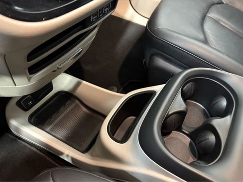 Used 2024 Chrysler Pacifica Touring-L FWD image 24