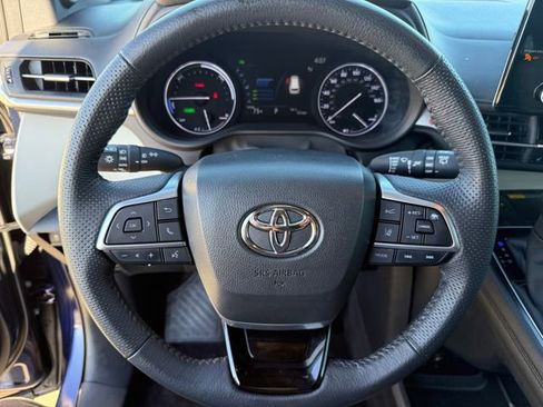 Used 2022 Toyota Sienna Limited image 11