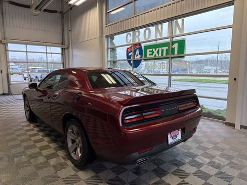 Used 2019 Dodge Challenger SXT image 4