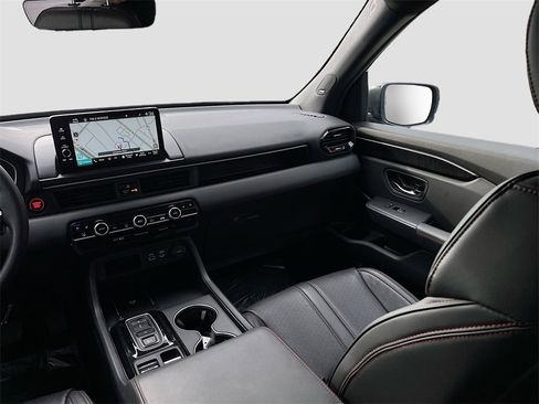 Used 2025 Honda Pilot Black Edition image 25