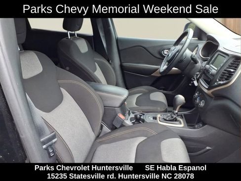 Used 2017 Jeep Cherokee Sport FWD image 31