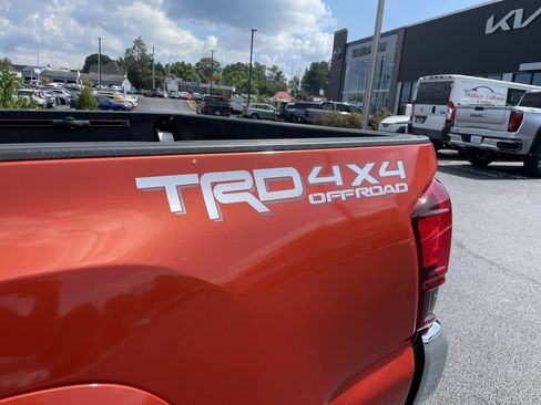 Used 2018 Toyota Tacoma SR5 AWD/4WD image 9