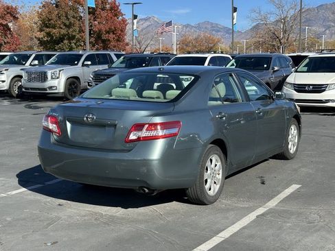 Used 2011 Toyota Camry LE image 3