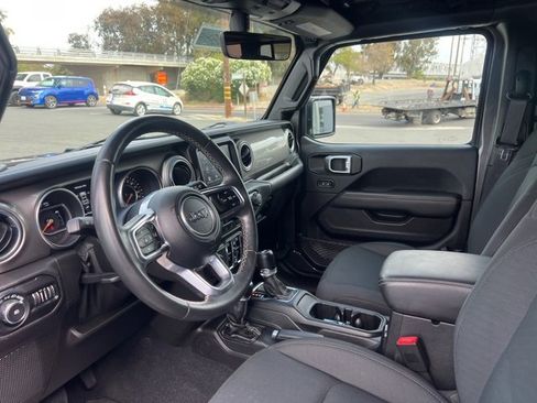 Used 2018 Jeep Wrangler Unlimited Sahara image 13