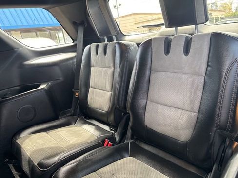 Used 2017 Ford Explorer XLT w/ Equipment Group 202A AWD/4WD image 12
