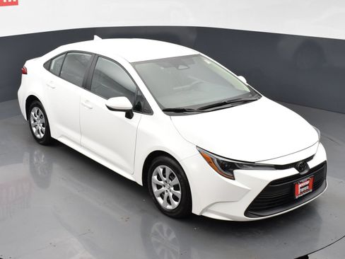Used 2025 Toyota Corolla LE FWD image 21