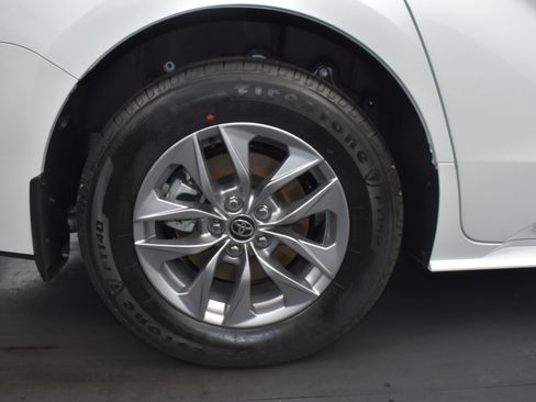 Used 2026 Toyota Sienna XLE FWD image 9