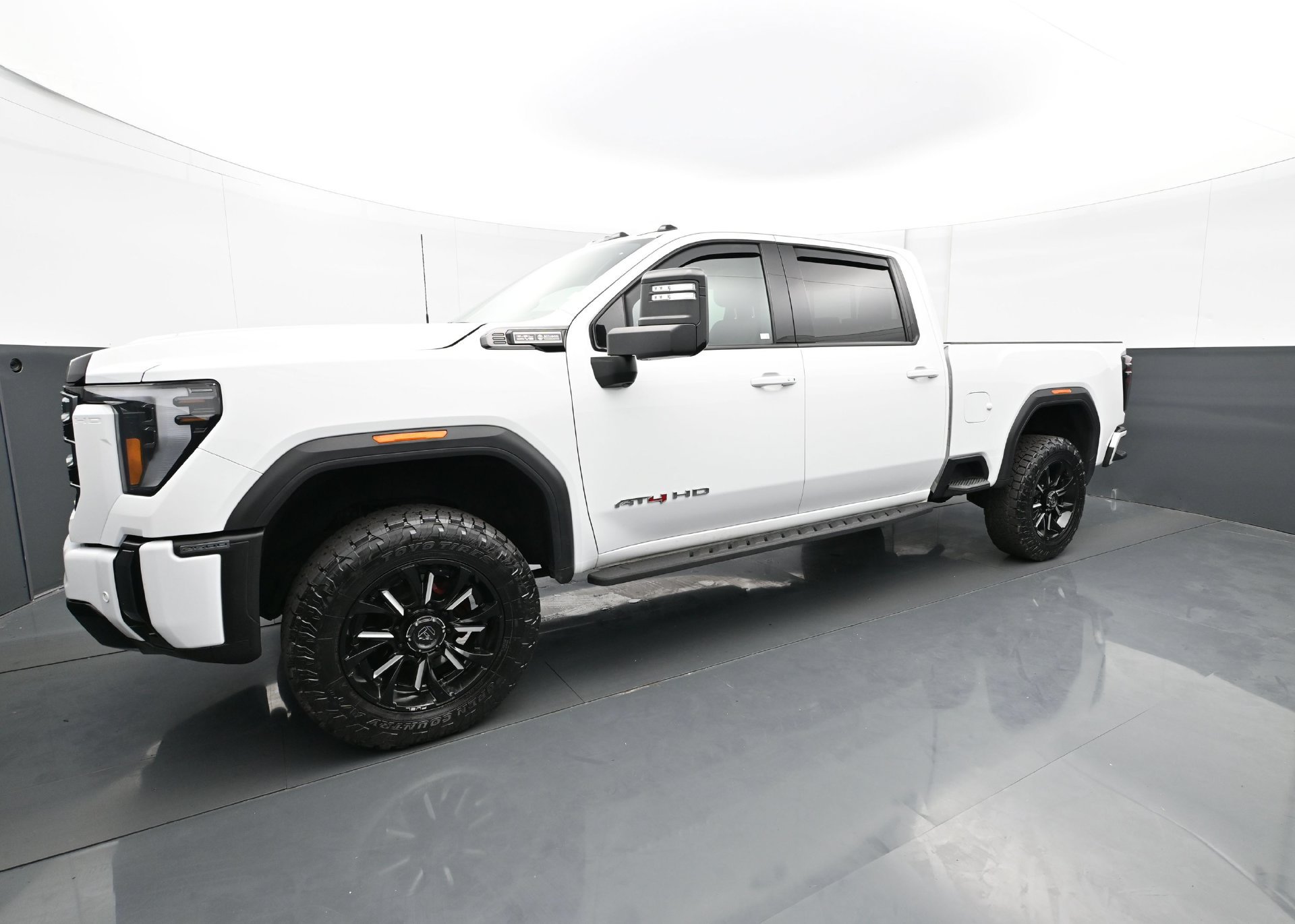 Used 2024 GMC Sierra 2500 AT4 w/ AT4 Premium Plus Package AWD/4WD image 2