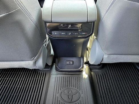 Used 2020 Toyota Highlander LE image 14