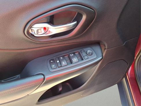 Used 2020 Jeep Cherokee Trailhawk w/ Cold Weather Group AWD/4WD image 16