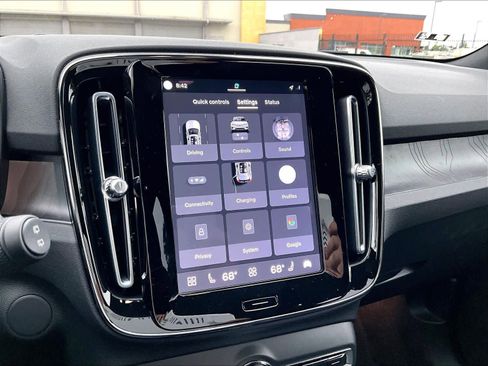 Used 2023 Volvo XC40 Recharge Plus w/ Protection Package Premier image 38
