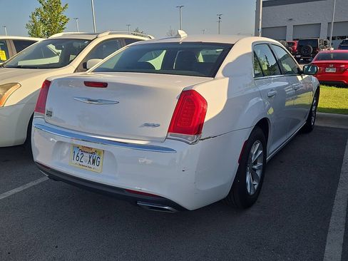 Used 2015 Chrysler 300 Limited RWD image 3