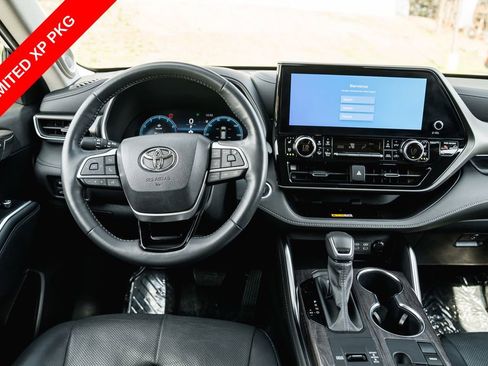Used 2024 Toyota Highlander Limited FWD image 13