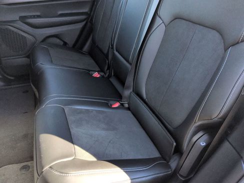 New 2025 Jeep Grand Cherokee Laredo image 18