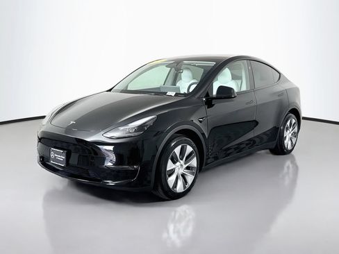 Used 2024 Tesla Model Y Long Range AWD/4WD image 3