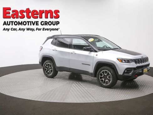 Used 2025 Jeep Compass Trailhawk w/ Trailer Tow Group AWD/4WD image 47