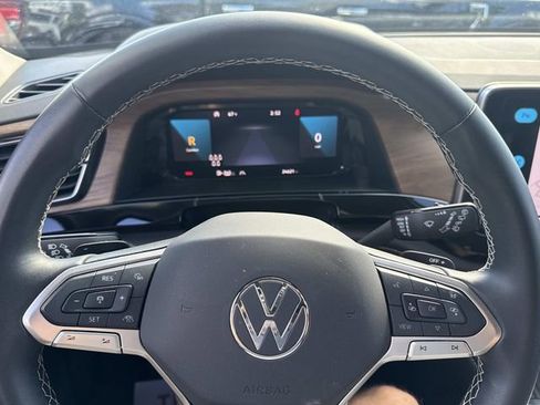 Used 2025 Volkswagen Atlas SE image 31