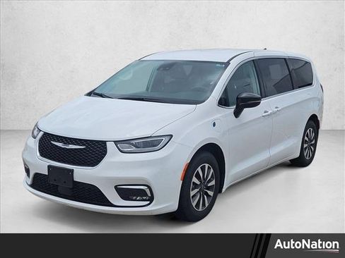 Used 2024 Chrysler Pacifica Limited FWD image 1