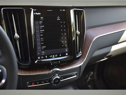 Certified 2024 Volvo XC60 T8 Plus w/ Protection Package Premier image 20