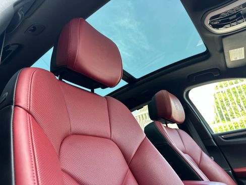 Certified 2025 Porsche Macan image 19