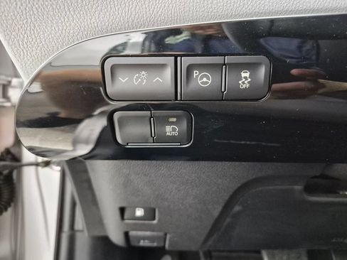 Used 2022 Toyota Prius LE FWD image 12
