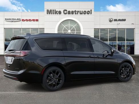 New 2026 Chrysler Pacifica Limited image 4