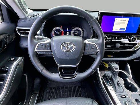Used 2023 Toyota Highlander Platinum AWD/4WD image 6