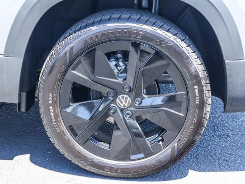 New 2025 Volkswagen Taos SE image 11