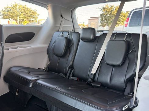 Used 2023 Chrysler Pacifica Touring-L image 19