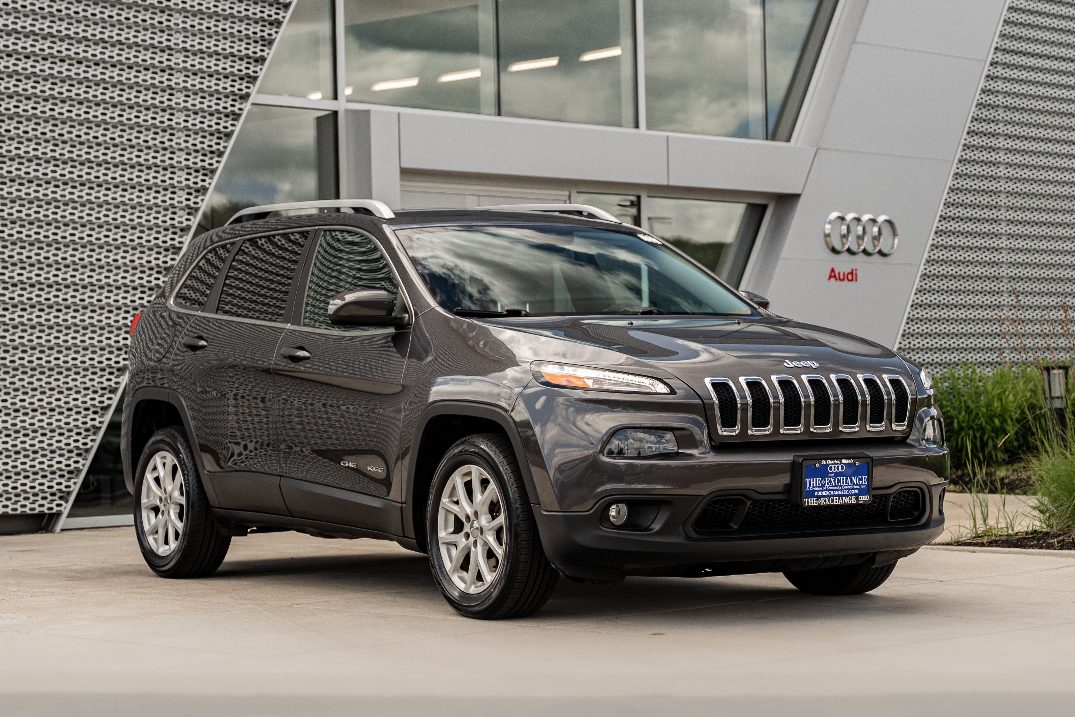 Used 2016 Jeep Cherokee Latitude w/ Cold Weather Group FWD image 1