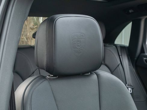 Certified 2025 Porsche Macan AWD/4WD image 31