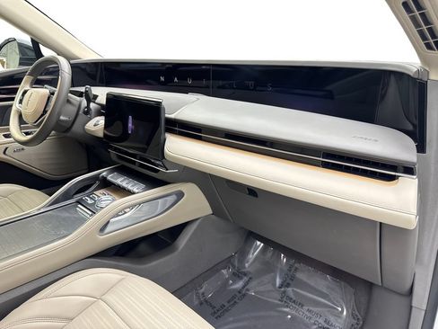 Used 2025 Lincoln Nautilus Reserve AWD/4WD image 52
