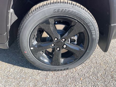 New 2025 Jeep Grand Cherokee L Altitude image 9