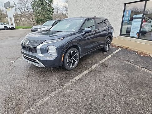 Used 2024 Mitsubishi Outlander AWD image 2