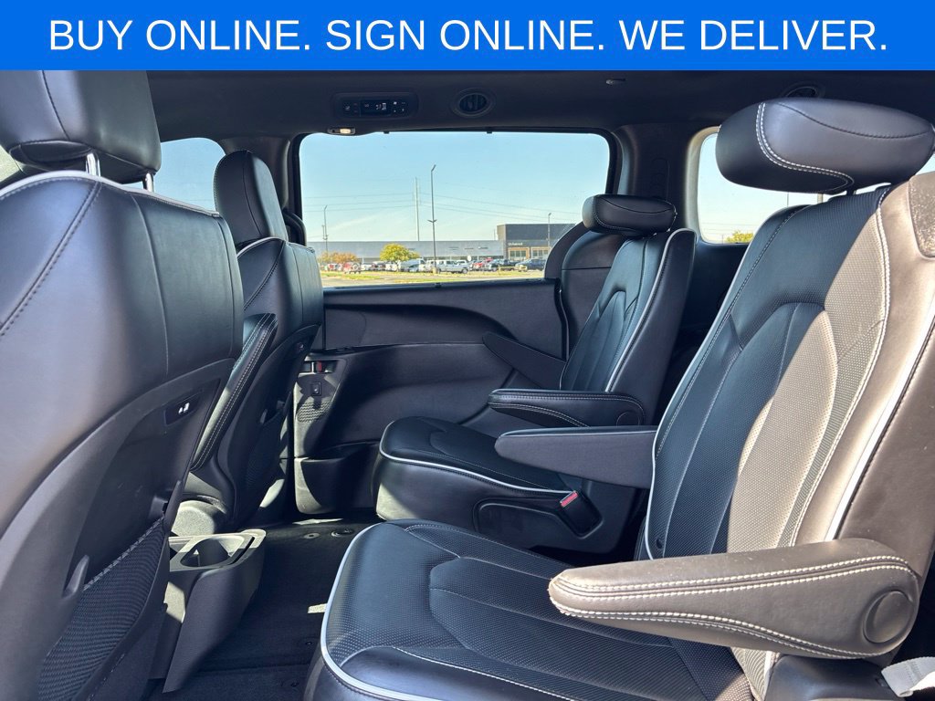 Used 2025 Chrysler Pacifica Limited AWD/4WD image 11