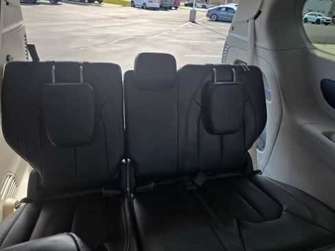 Used 2024 Chrysler Pacifica Touring-L image 51