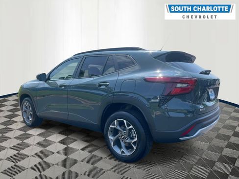 Used 2025 Chevrolet Trax LT FWD image 6