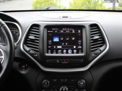 Used 2018 Jeep Cherokee Trailhawk w/ Comfort/Convenience Group AWD/4WD image 24