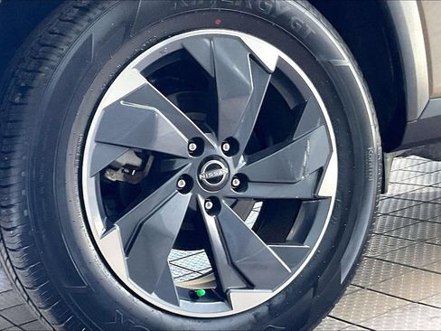 Used 2025 Nissan Rogue SV FWD image 34